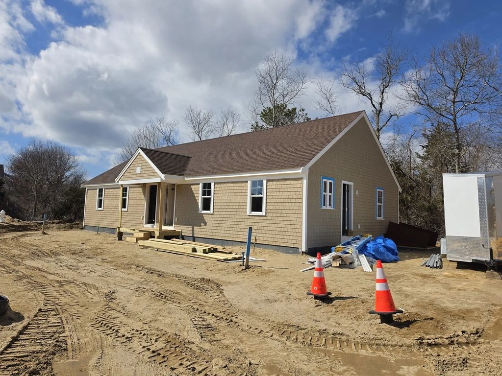 87 Acapesket Rd #2b, Falmouth