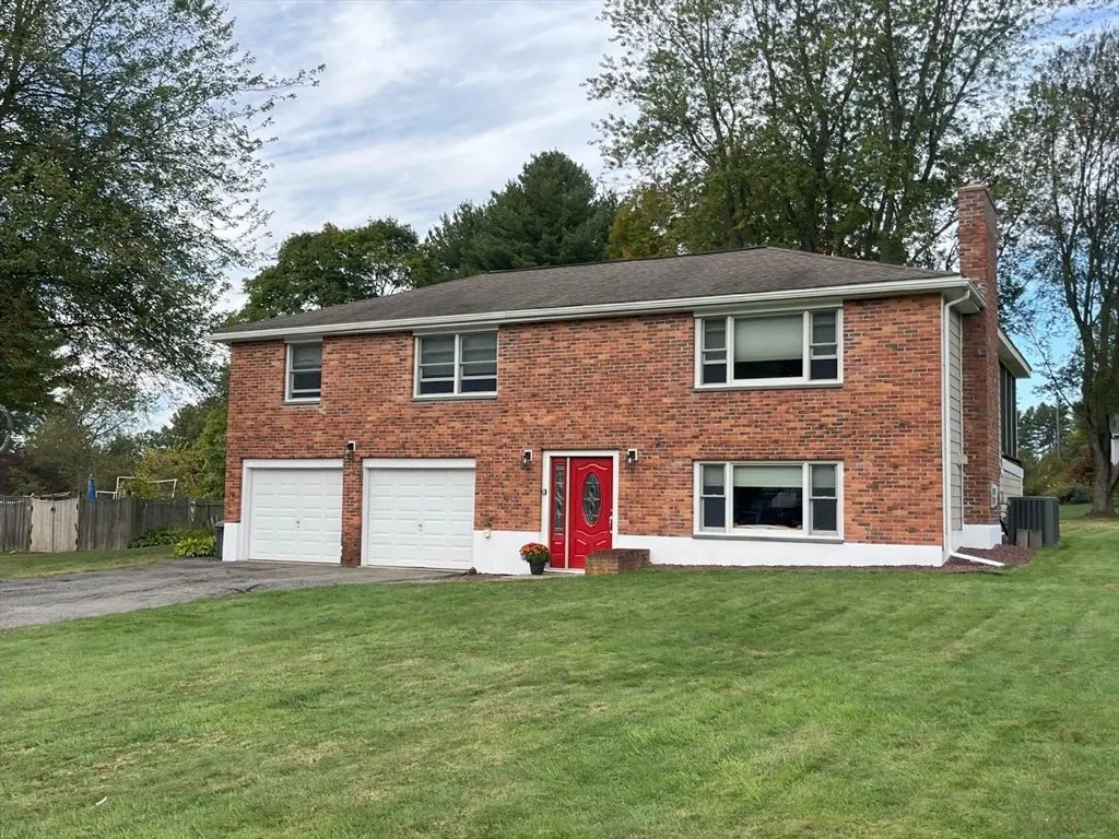 22 Briarwood Rd, Framingham