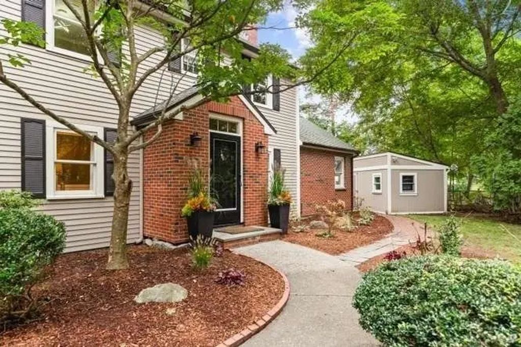 282 Lowell Street, Lexington