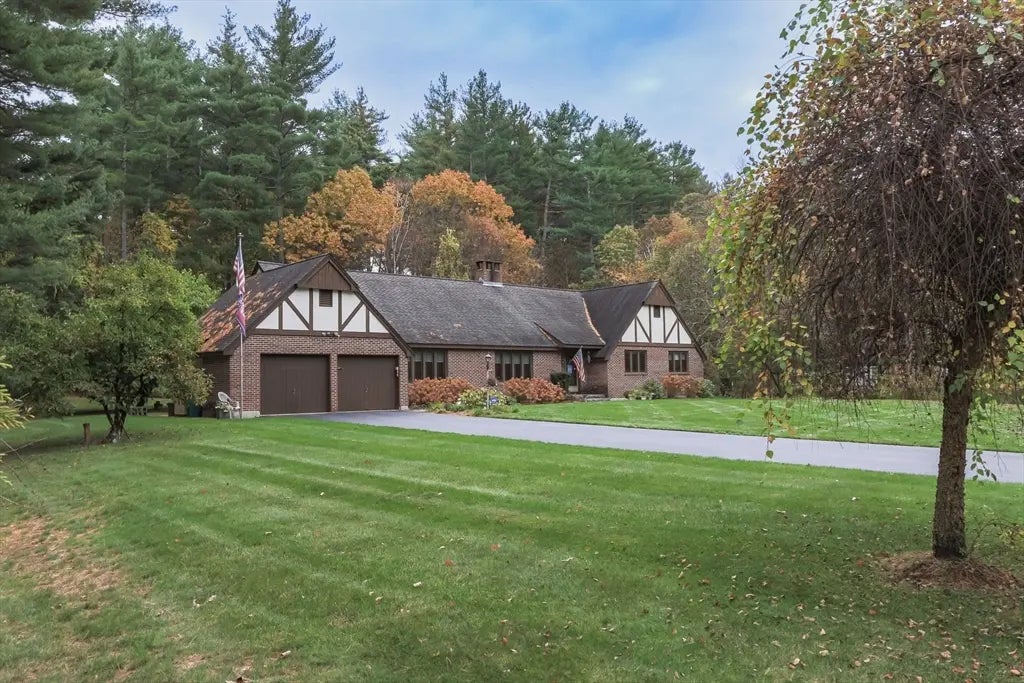 21 Saddle Ln, Groton