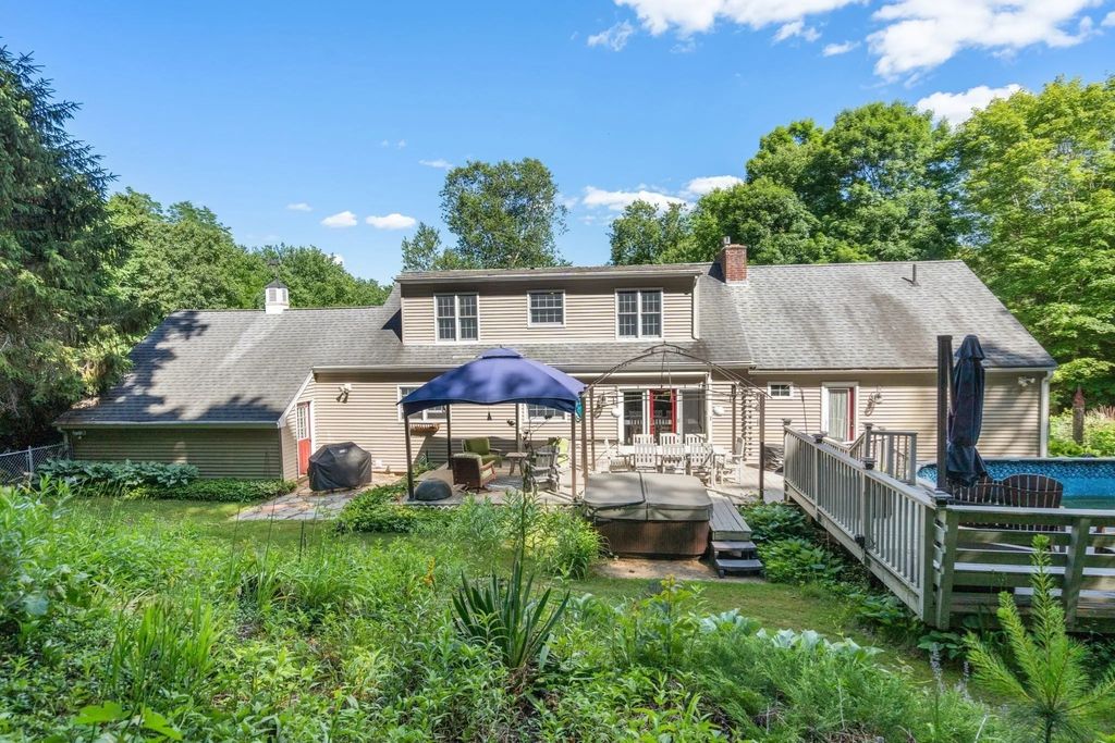 12 Hillside Dr, Brimfield