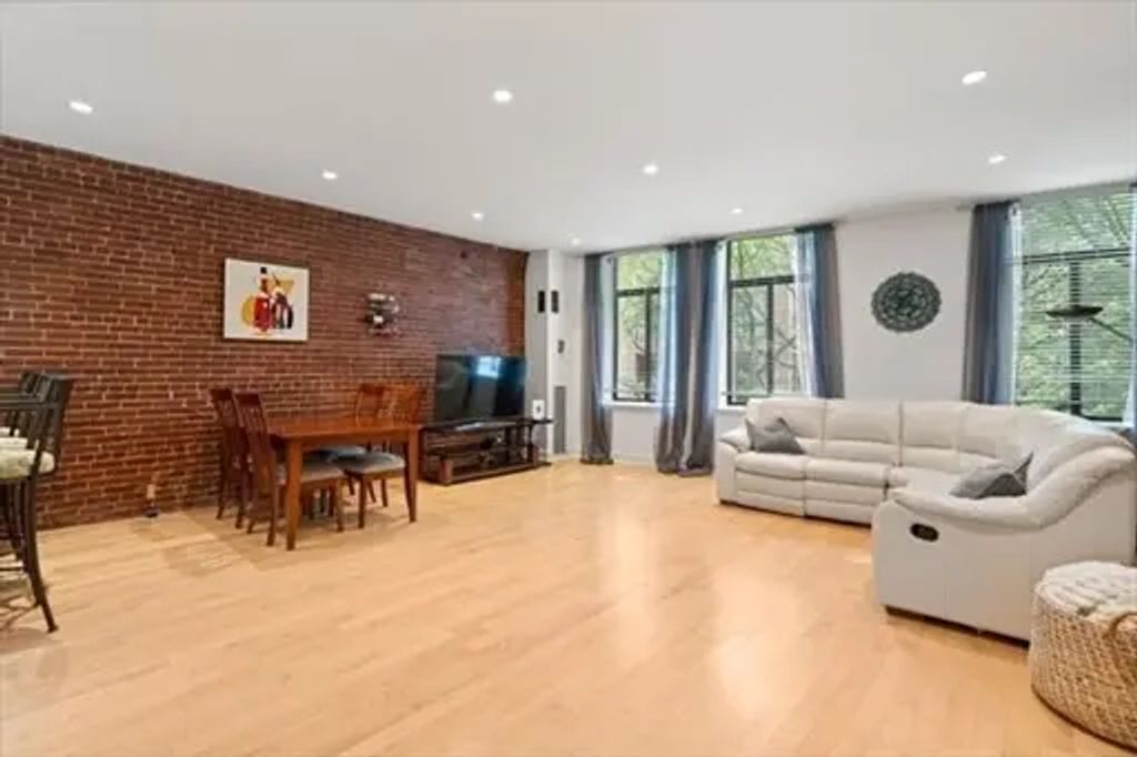 142 Commercial St #304, Boston
