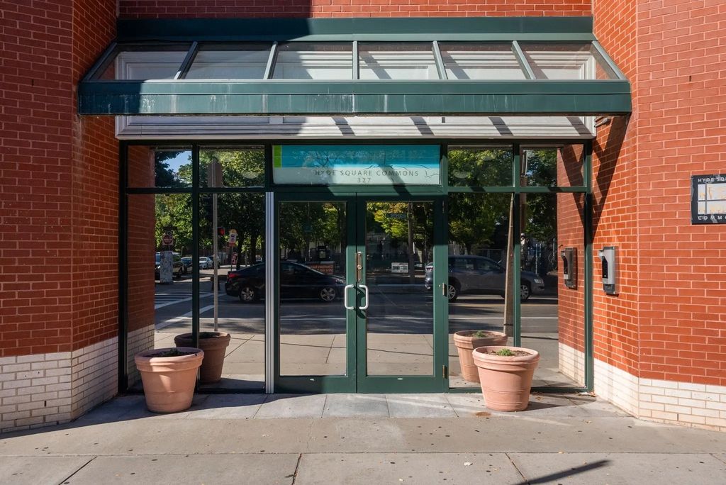 327 Centre St #206b, Boston