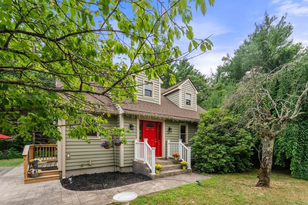 40 Clear Pond Rd, Lakeville