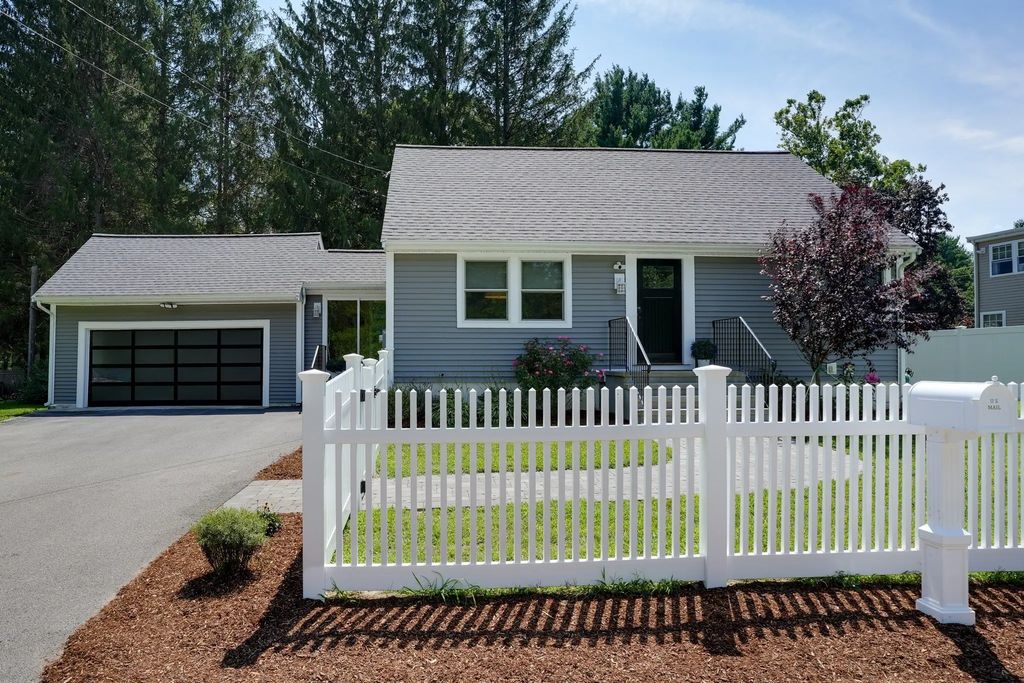 1 Charlesgate Road, Hopedale