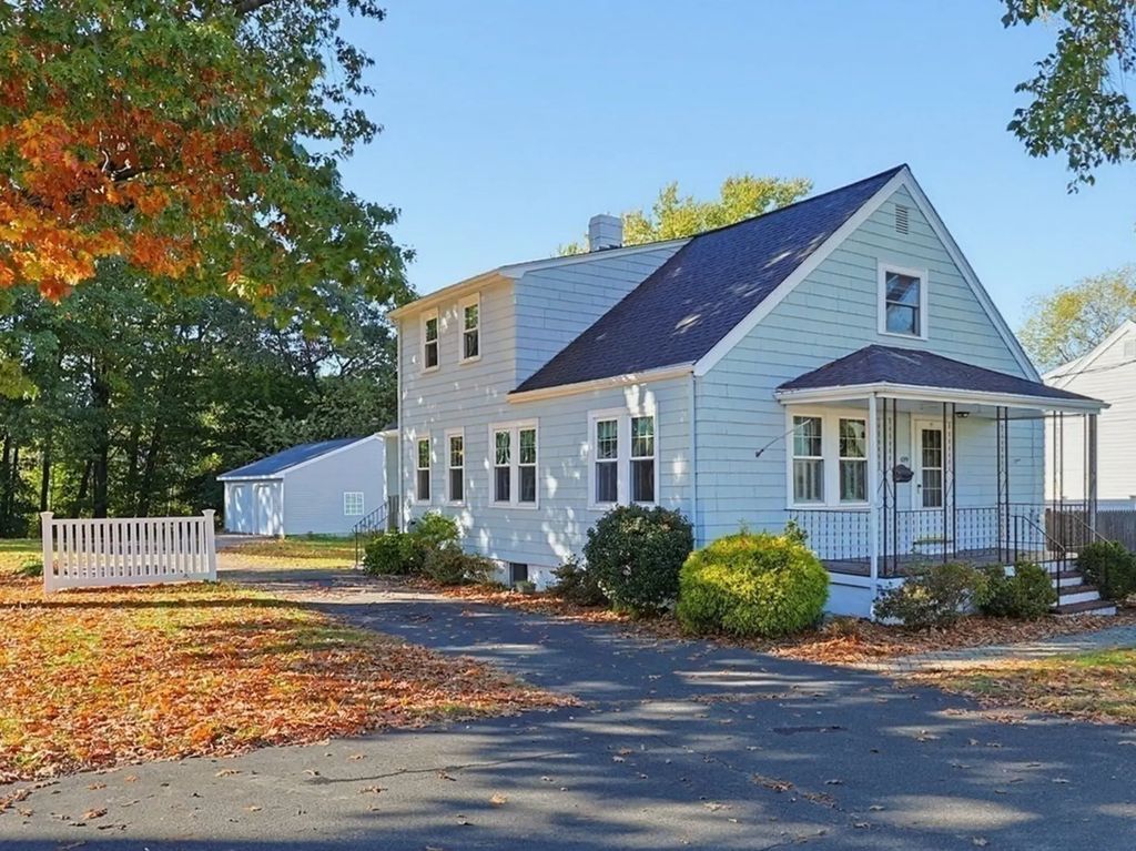699 Pleasant St, Norwood