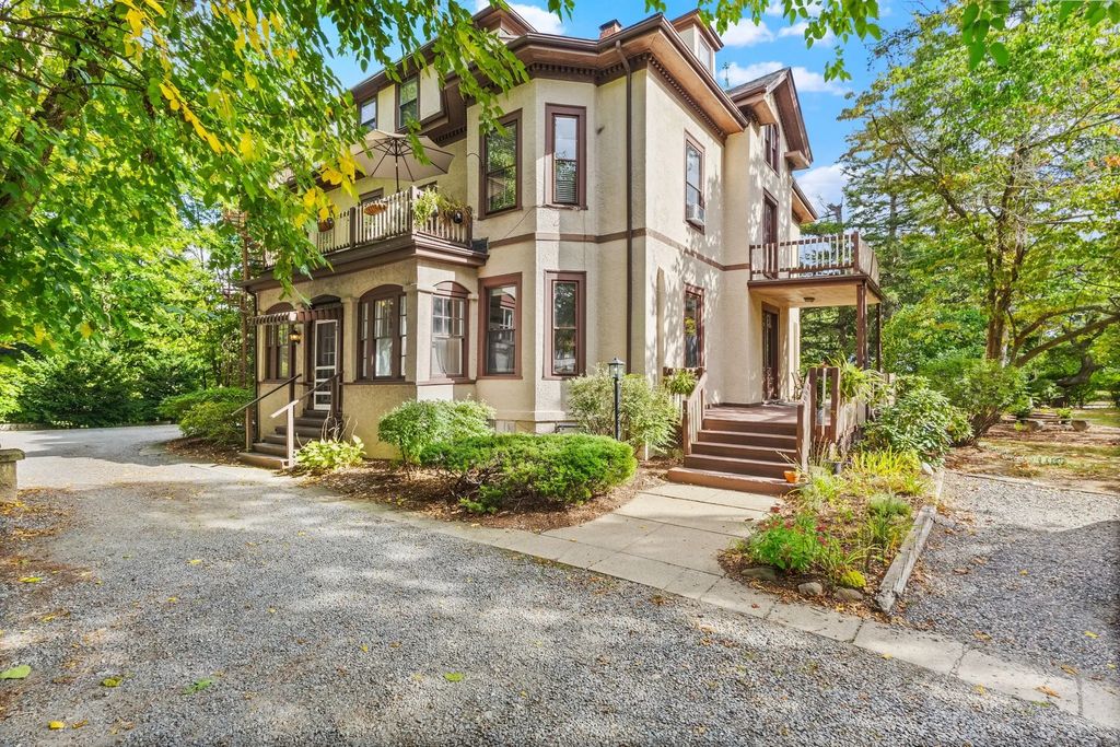 595 Watertown St #1, Newton