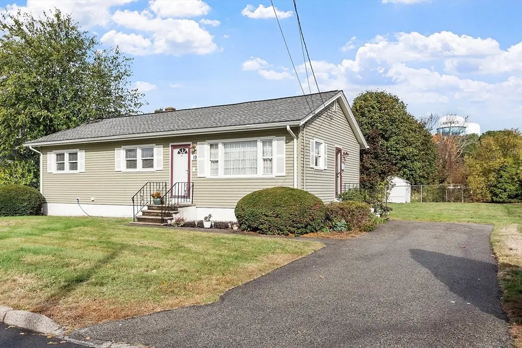 19 Lisa Lane, Lawrence