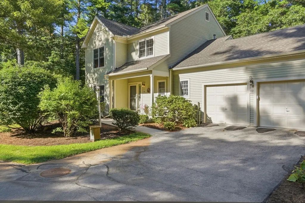 12 Chestnut Ln #12, Bedford