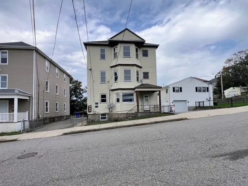 692 Penn St, Fall River