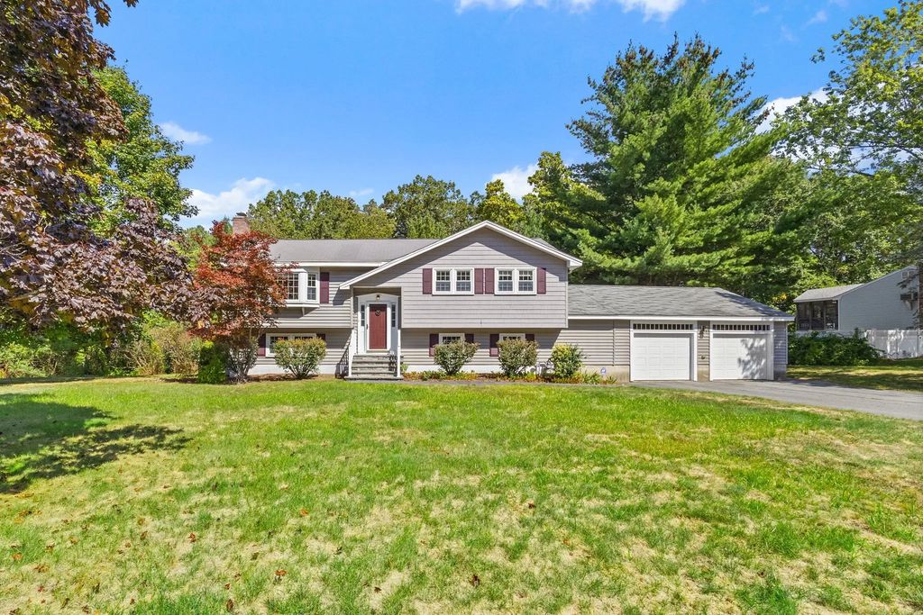 8 Roaen Dr, Chelmsford