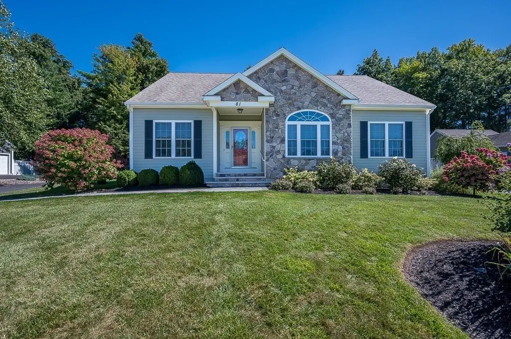 81 Nicholas Dr, Lancaster