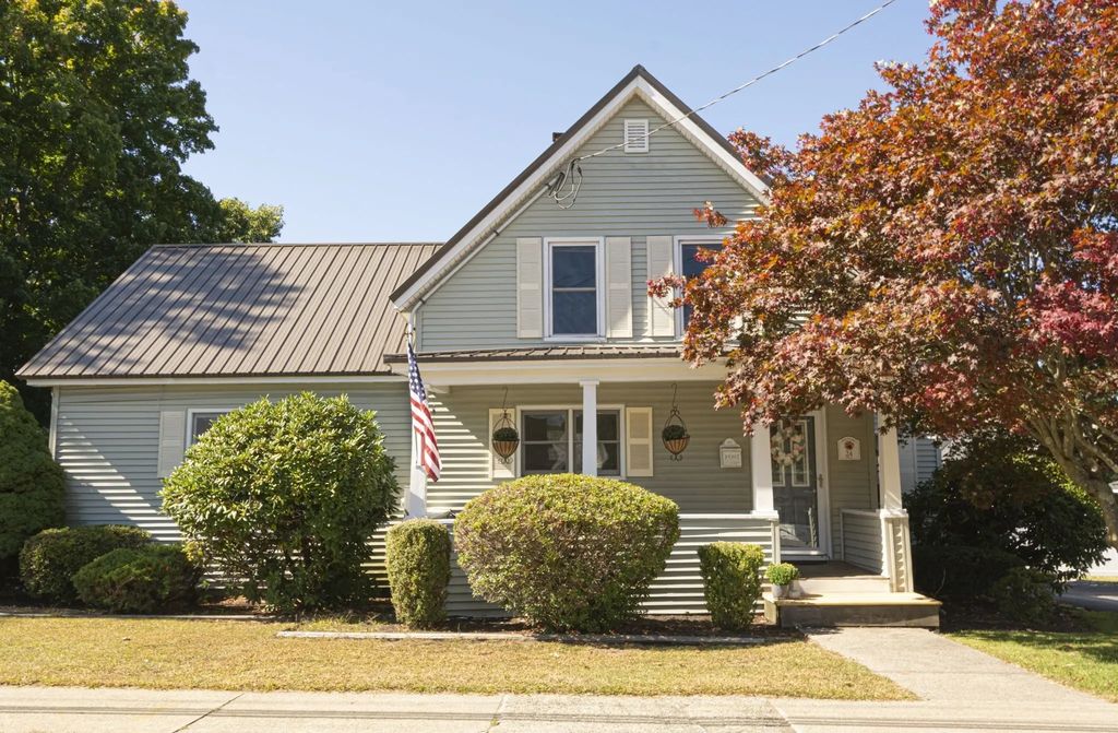 24 Lake St, Hudson