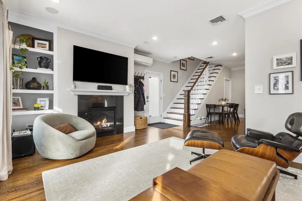 7 Burgoyne St #1, Boston