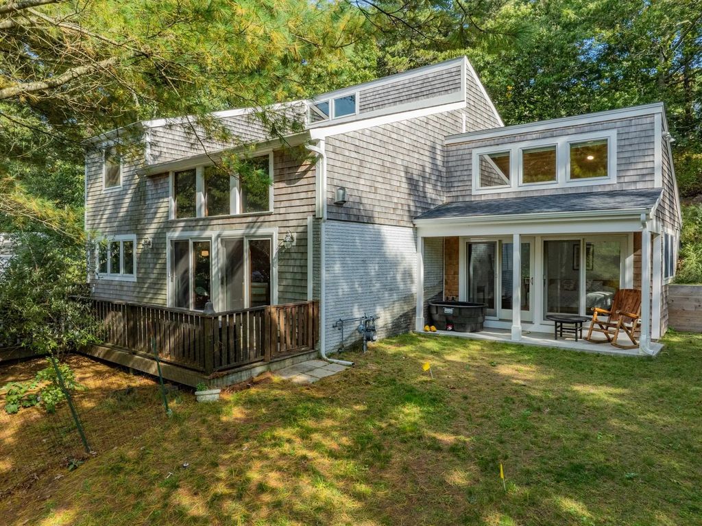 136 N Pond Dr, Brewster