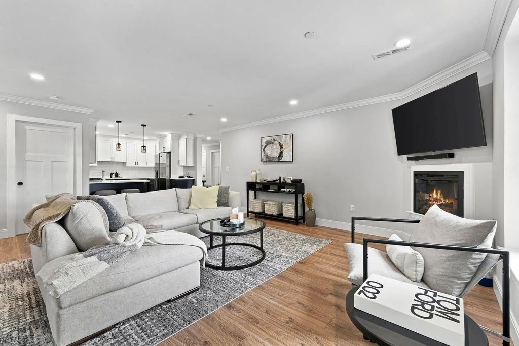 1721 Centre St #204, Boston