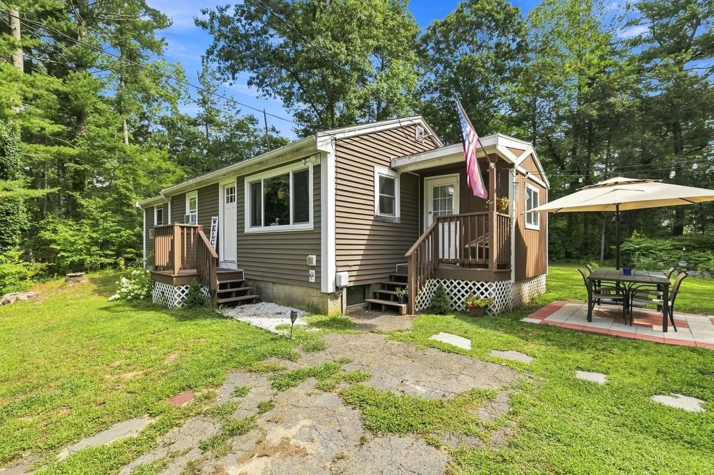 40 Lake Shore Dr, Middleboro