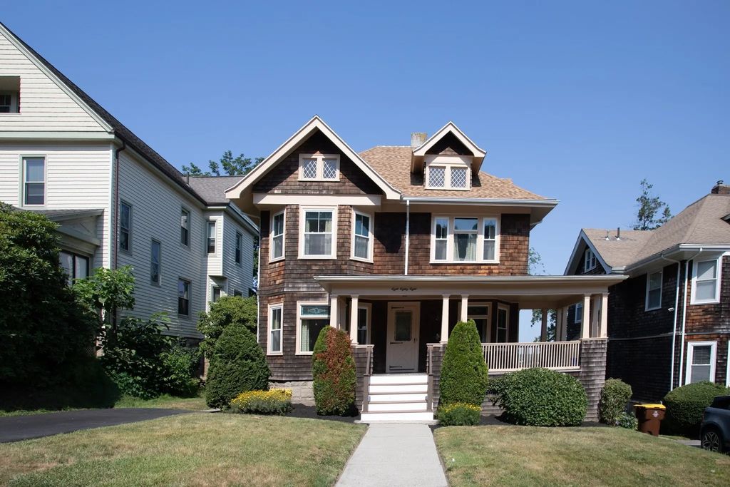 888 Rock St, Fall River