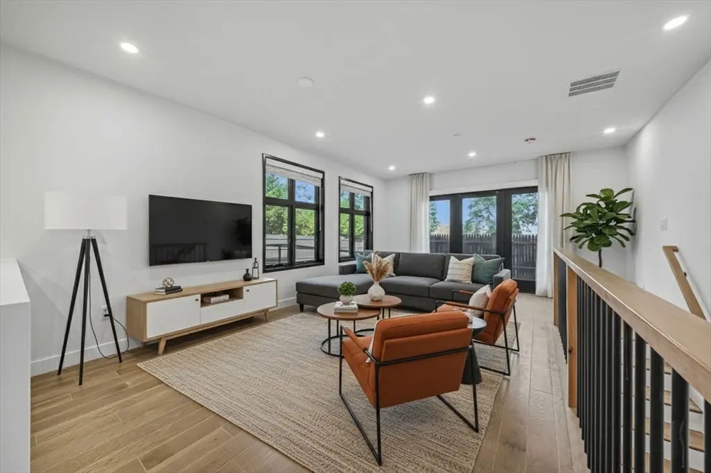 252 Main St #101, Medford