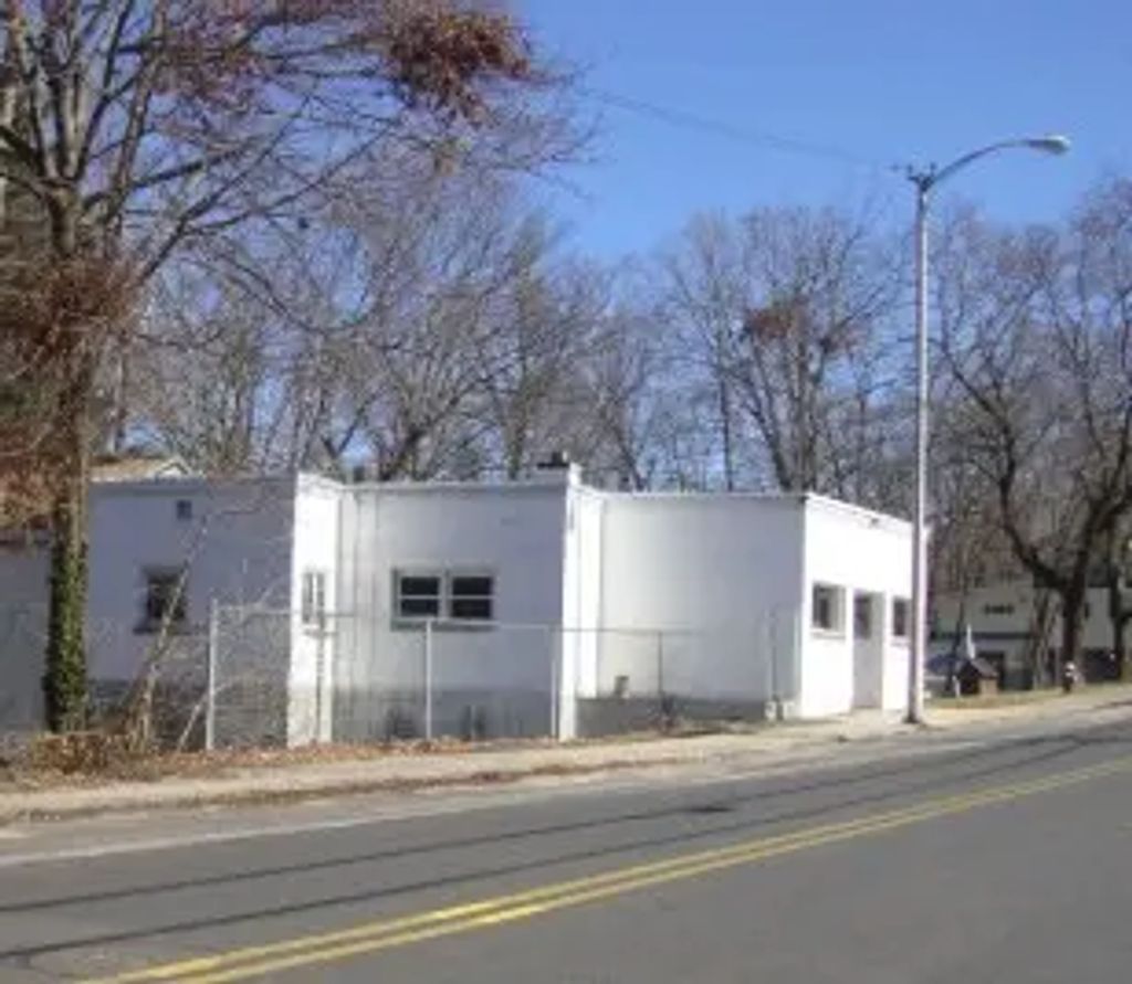 54 Commercial St, Palmer