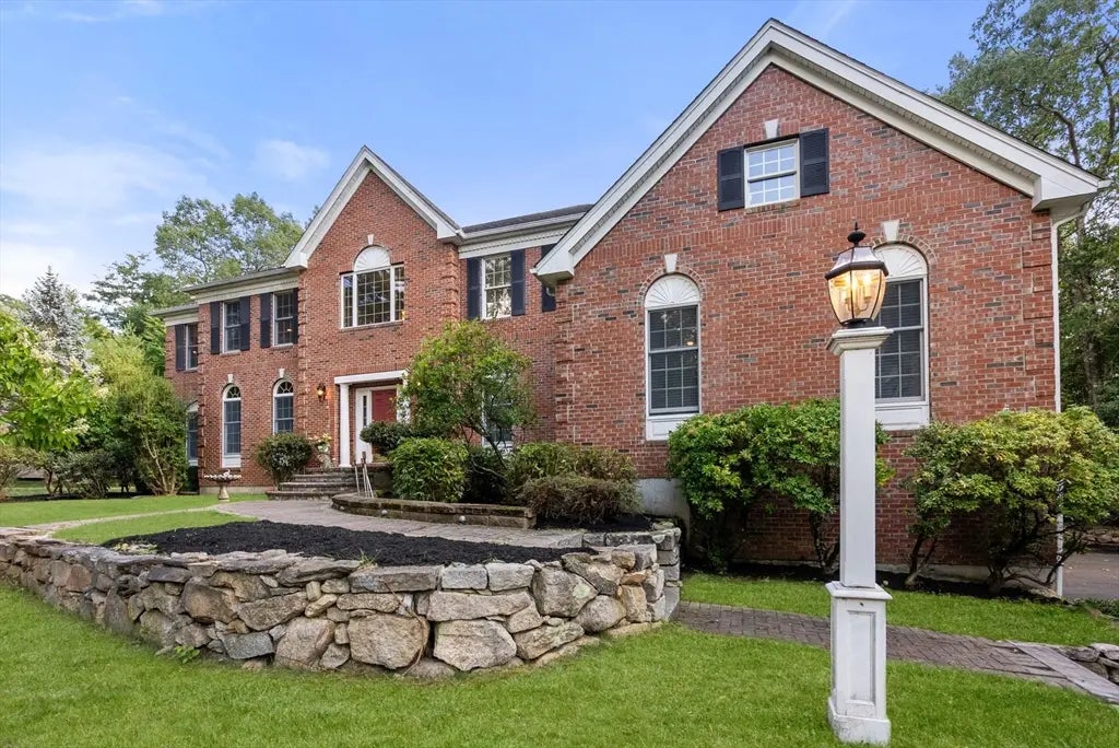 24 Greenwood Rd, Hopkinton