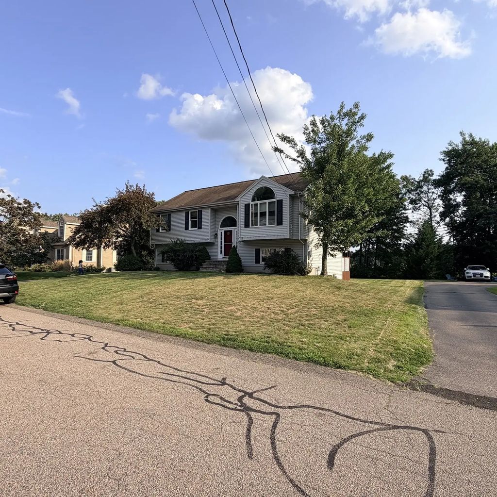 11 Thyme Ln, North Attleboro