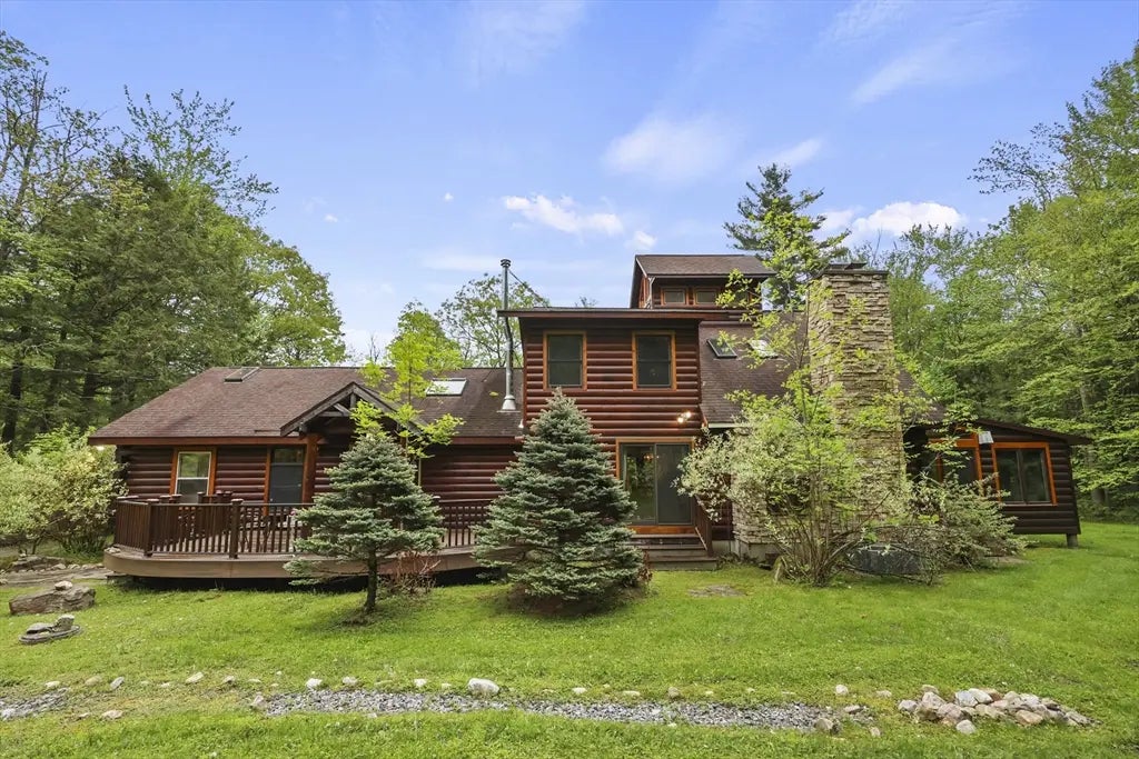 236 Surriner Rd, Becket