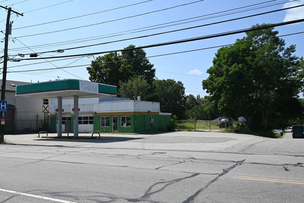 360 Mammoth Rd, Lowell