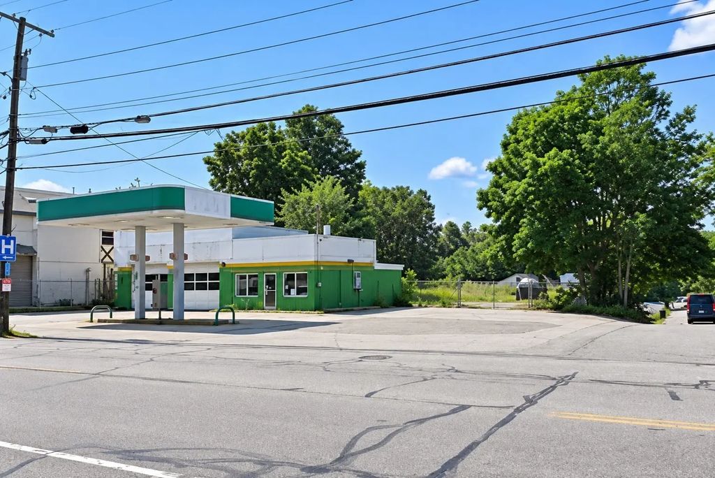 360 Mammoth Rd, Lowell