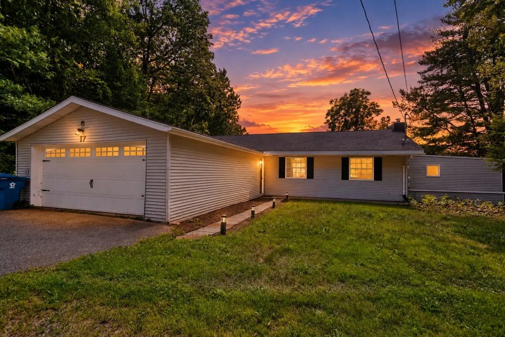 17 Congamond Rd, Southwick