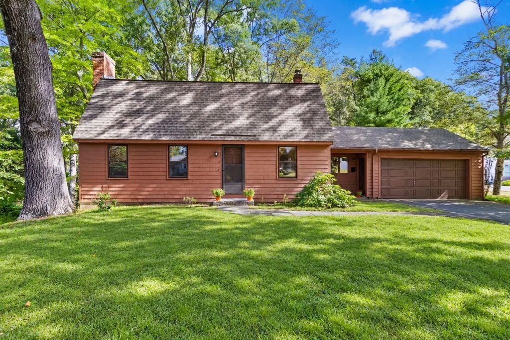 8 Ethelyn Cir, Maynard