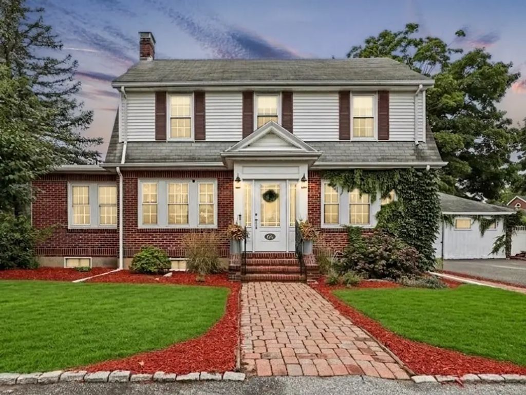 66 Damon Rd, Medford