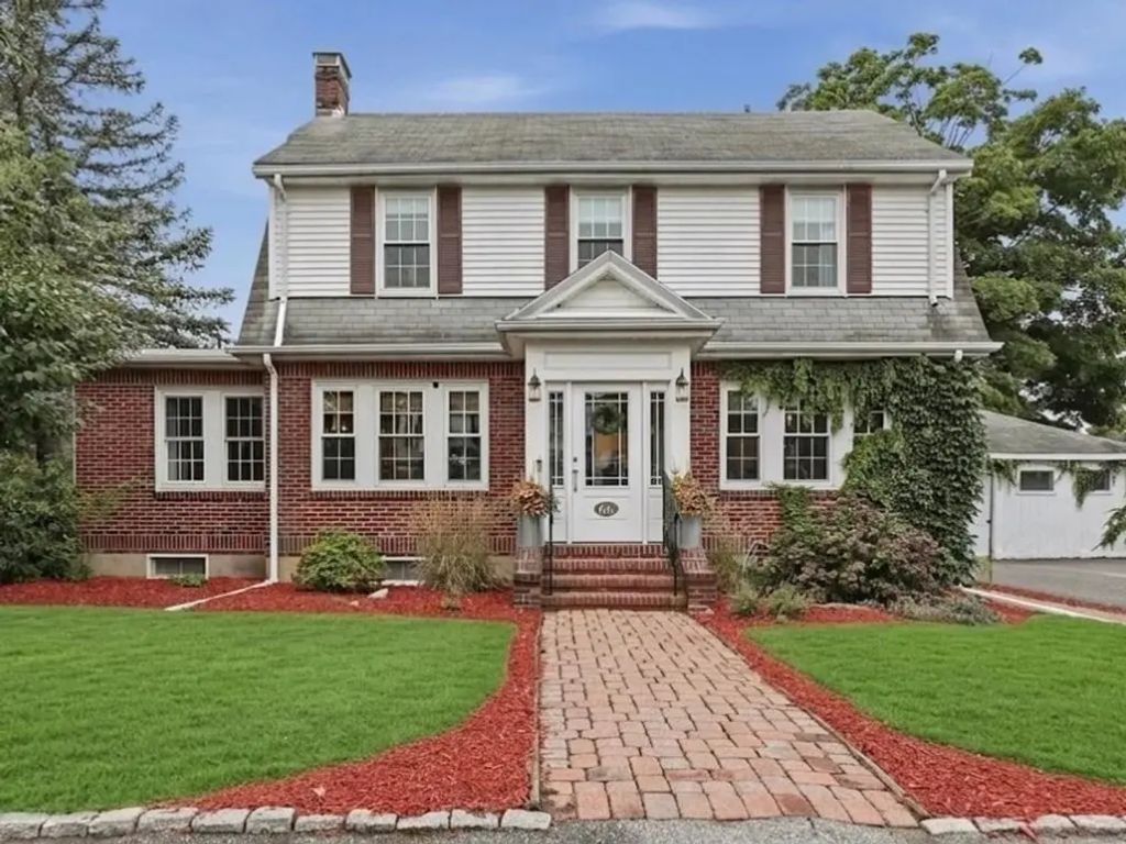 66 Damon Rd, Medford