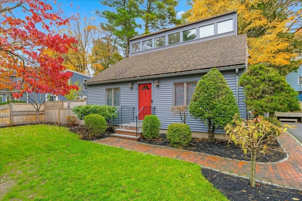 6 Ledgeville Ave, Foxboro