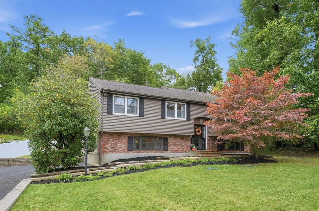 21 Andrew Cir, Stoughton