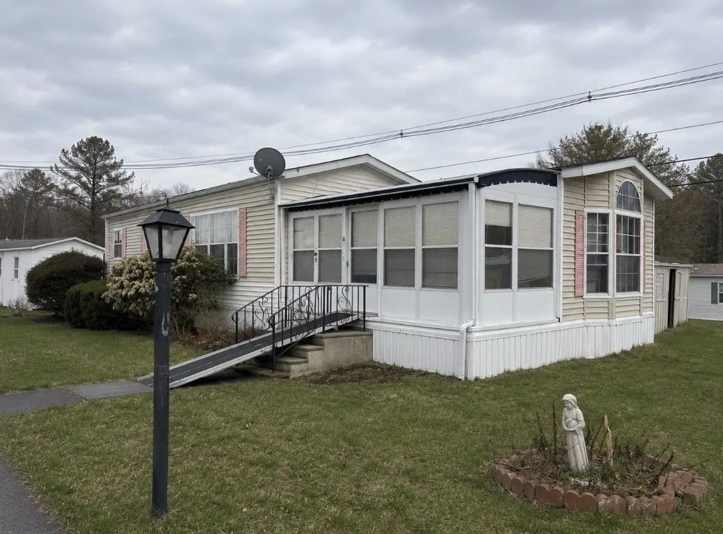 18 Tucker Ter, Raynham