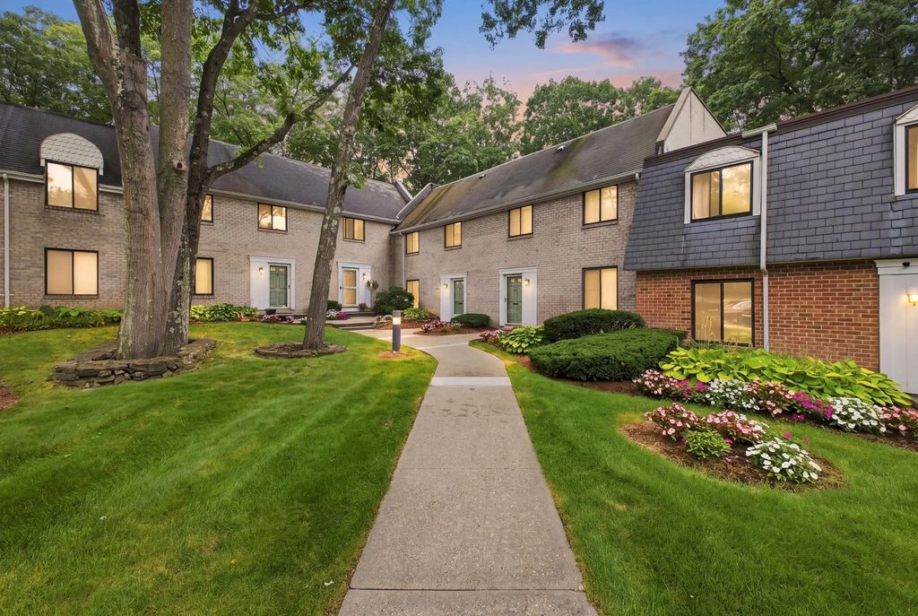 95 Commons Dr #107, Shrewsbury