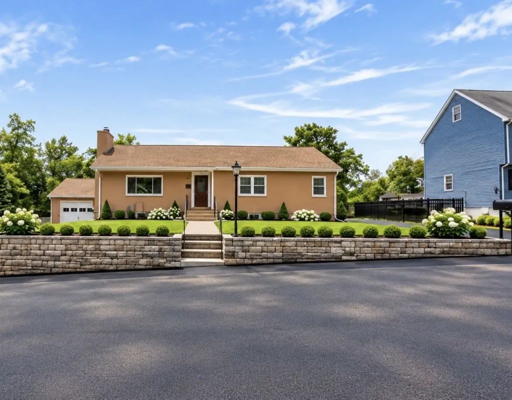 28 Bulfinch Ter, Lynn
