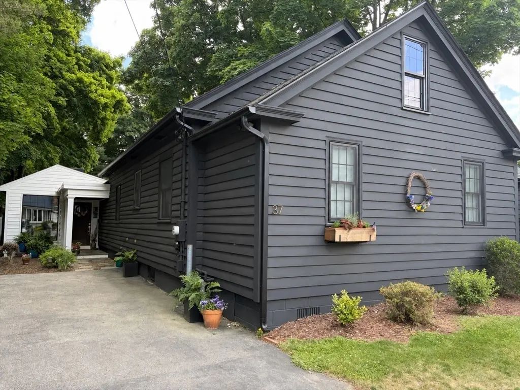 37 Moulton St, Newburyport