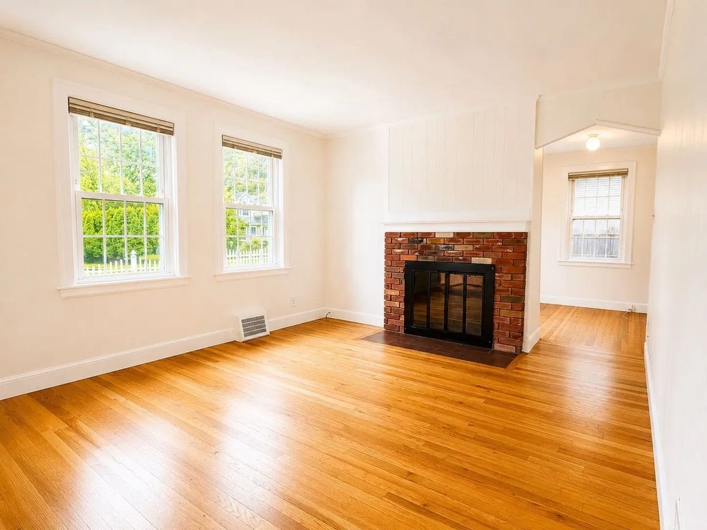 106 Russell Rd, Newton