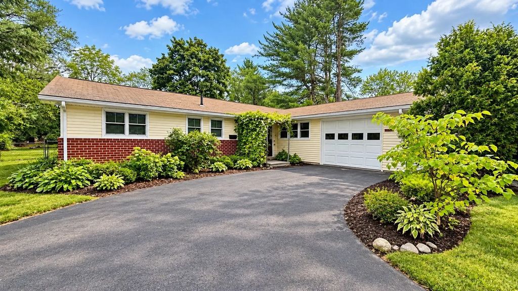 14 Cornell Rd, Framingham