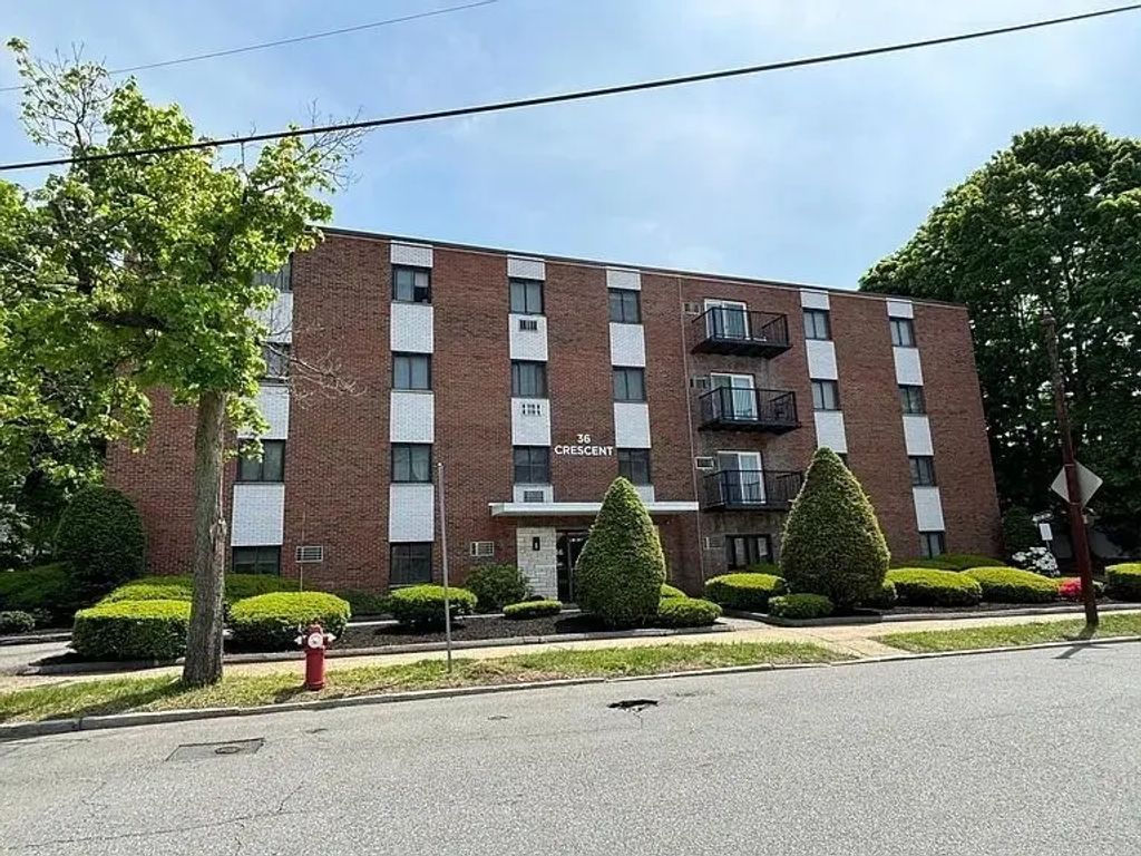 36 Crescent St #17, Wakefield