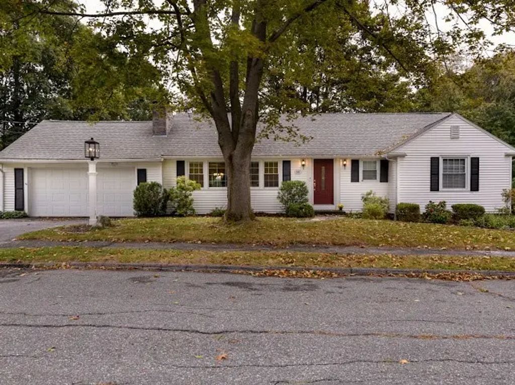 35 Vista Dr, Shrewsbury
