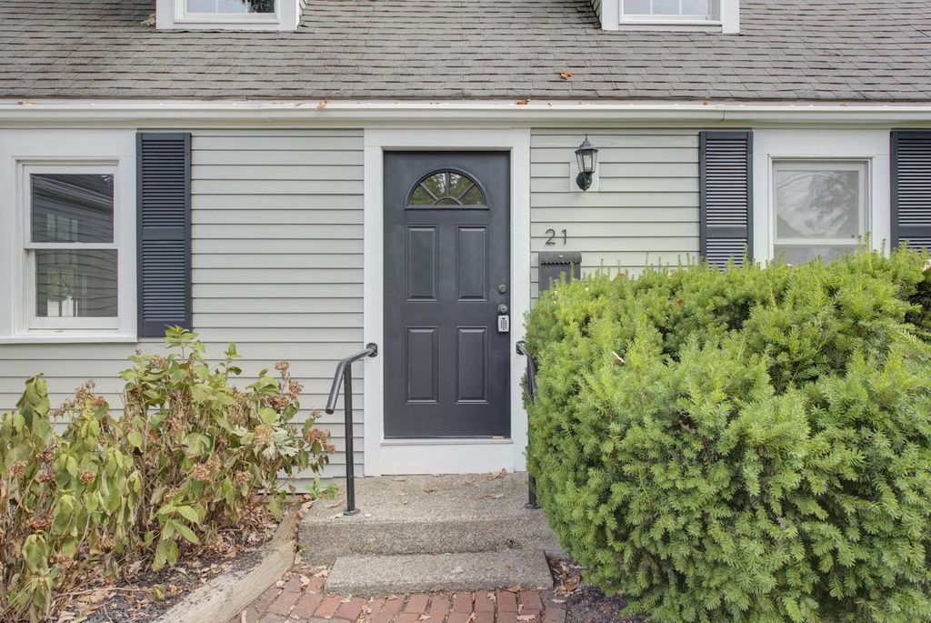 21 Sycamore Lane, Hingham