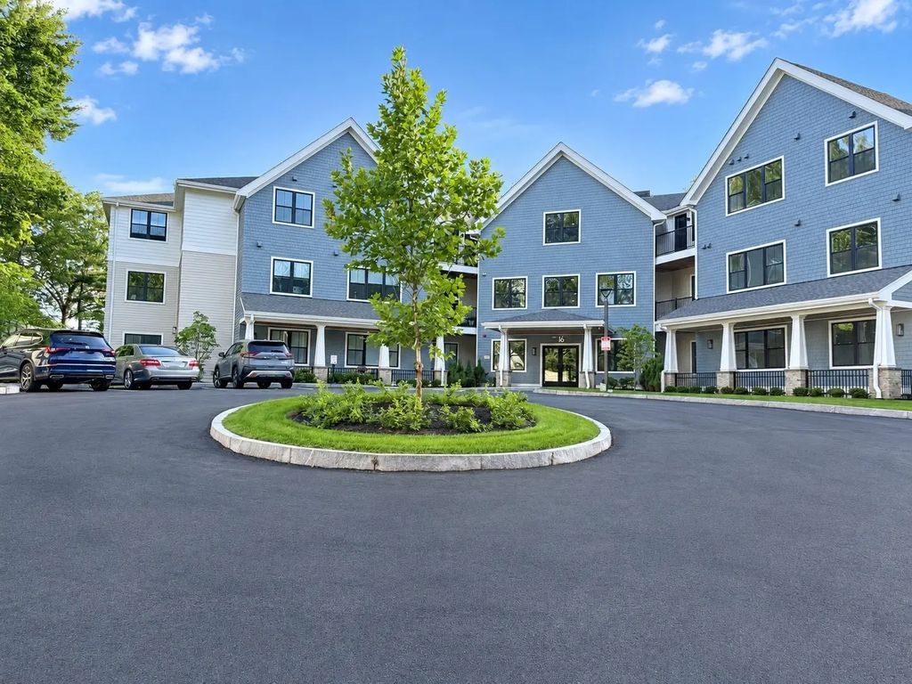 16 Stearns Rd #108, Wellesley