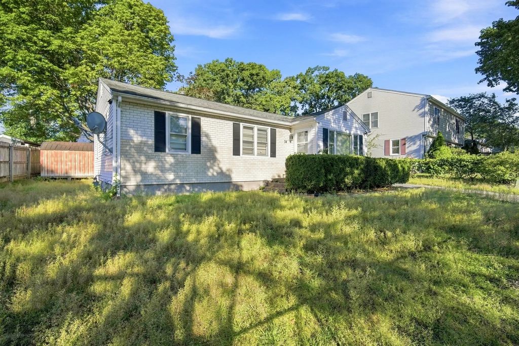 74 Leatherleaf Dr, Springfield