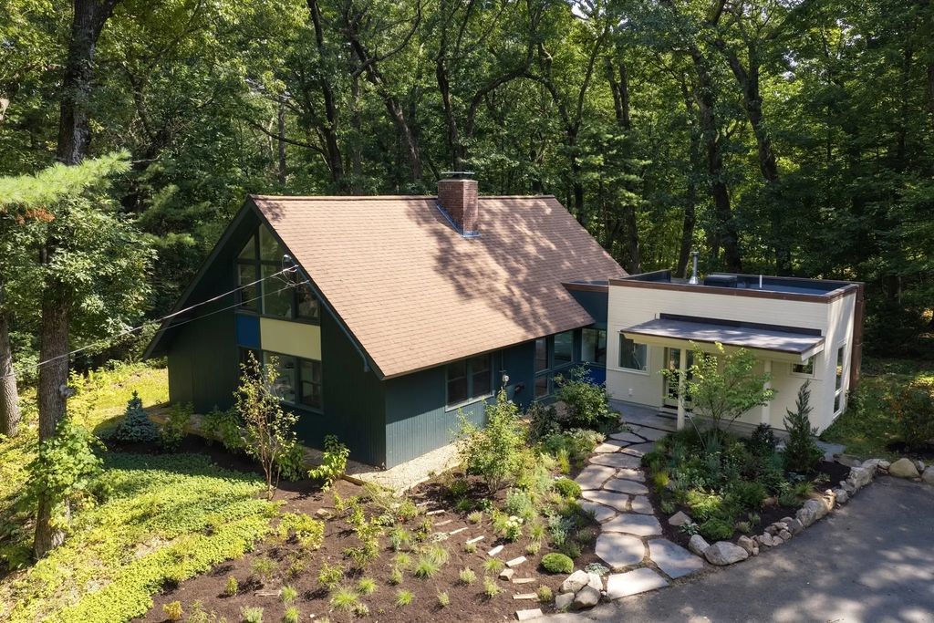 102 The Valley Rd, Concord