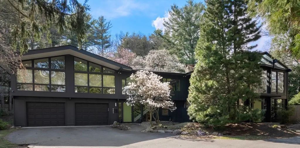 995 Brush Hill Rd, Milton