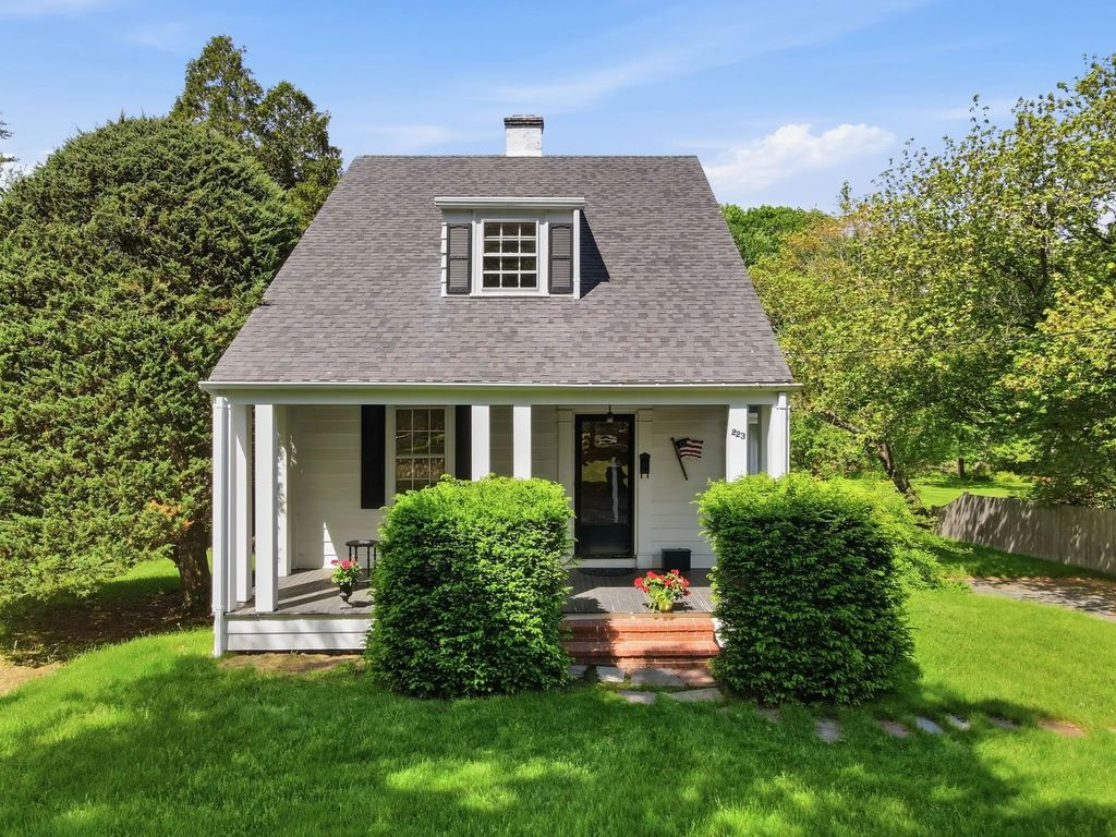 223 Central Street, Hingham
