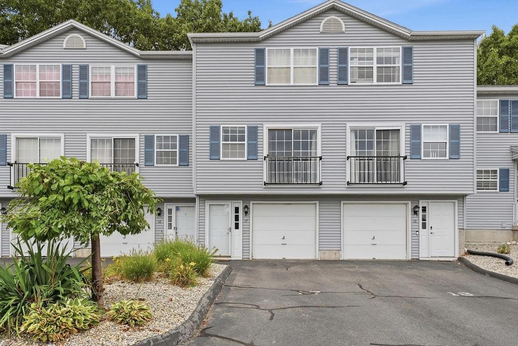 17 Waters Edge #17, Ludlow